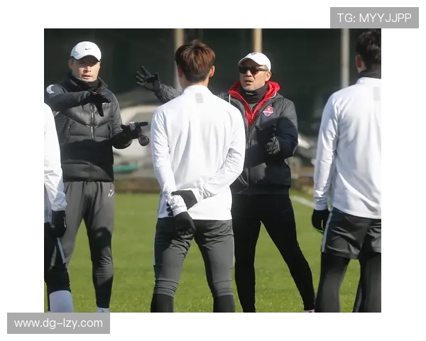 重庆球迷致敬张外龙主帅 看台上打出你好 龙哥TIFO表达深情敬意