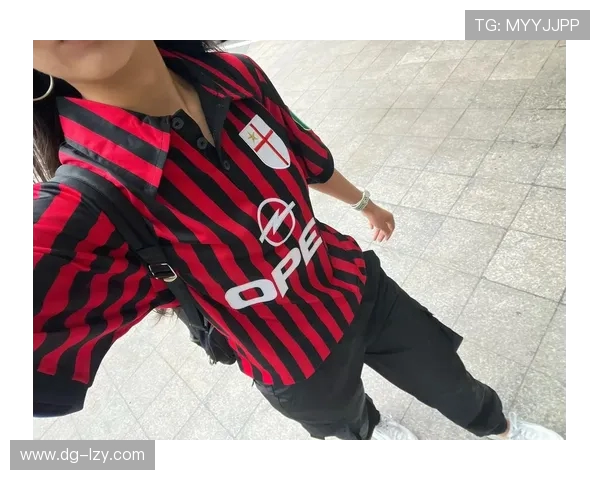 赵丽娜演绎运动俏皮风 米兰球衣搭配短裙展现活力魅力