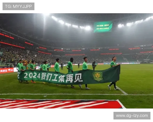 国安战绩低迷引众怒工体北看台球迷连唱三曲集体高声表达强烈抗议